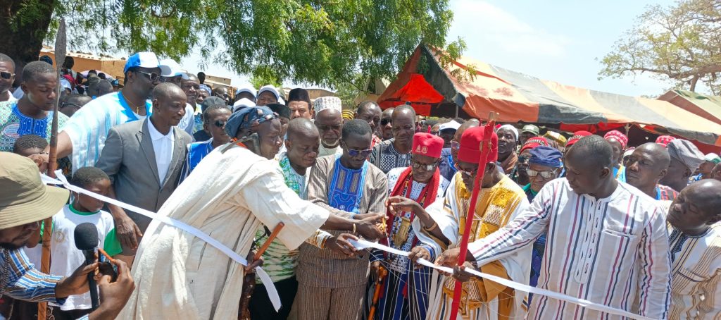 :  Le CT Culture, le DR Culture, Le Promoteur et les Chefs coumiers procèdent à la coupure du ruban pour marquer l’inauguration officielle du Centre KAMIRI