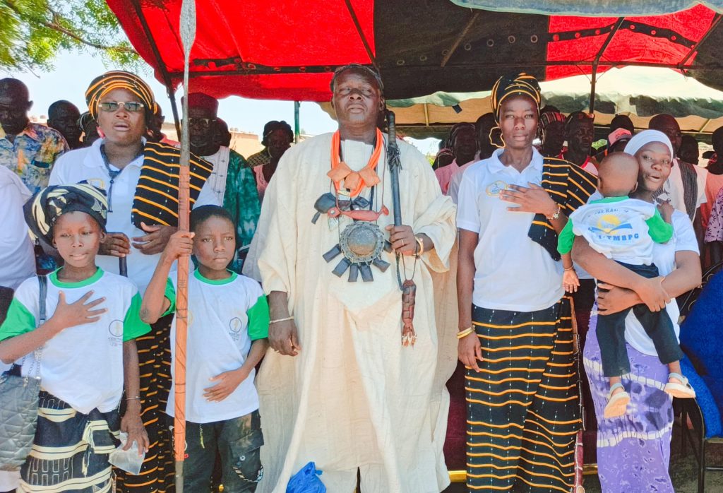 Le Promoteur du Musée, le Chef Tadaano Oyienbiga Nassoulibiga entame la cérémonie d'inauguration du musée par l'hymne national