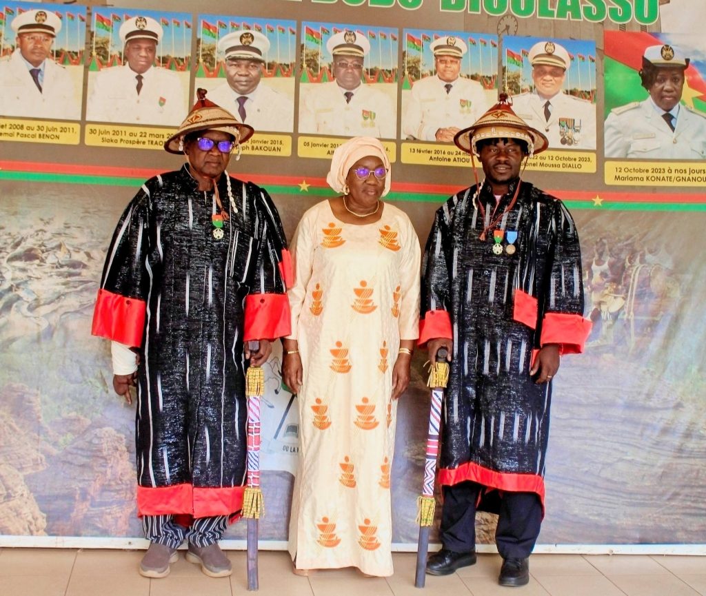 Le Gouverneur de la région du Guiriko, Madame Mariama KONATE/GNANOU et les deux Trésors humains vivants de la région