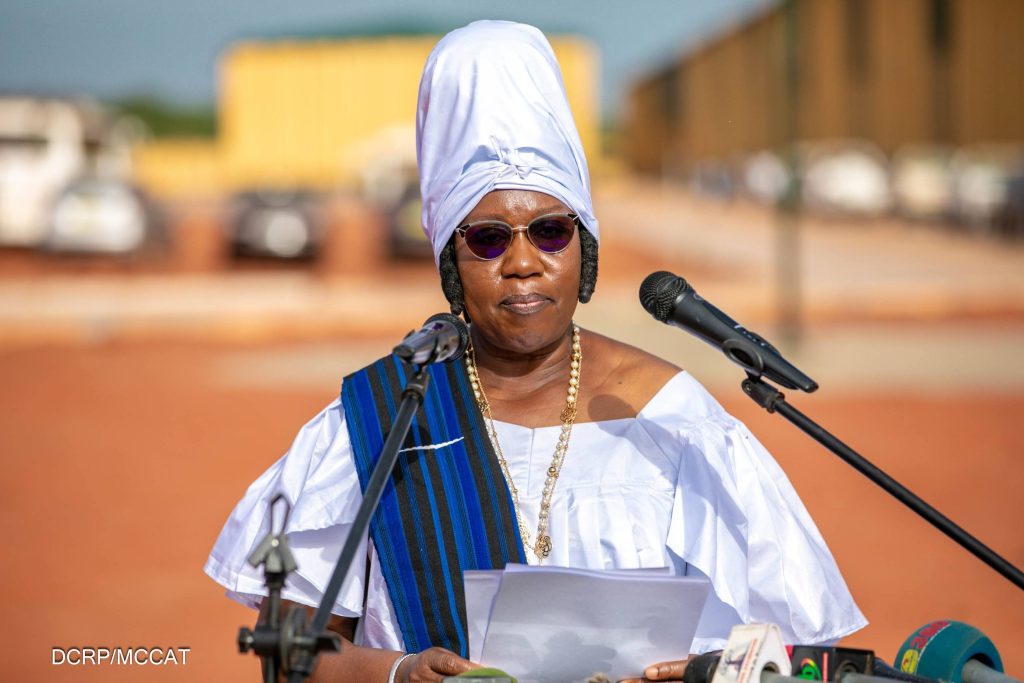 Le Gouverneur de la région du Guiriko, Madame Mariama KONATE/GNANOU livrant un discours
