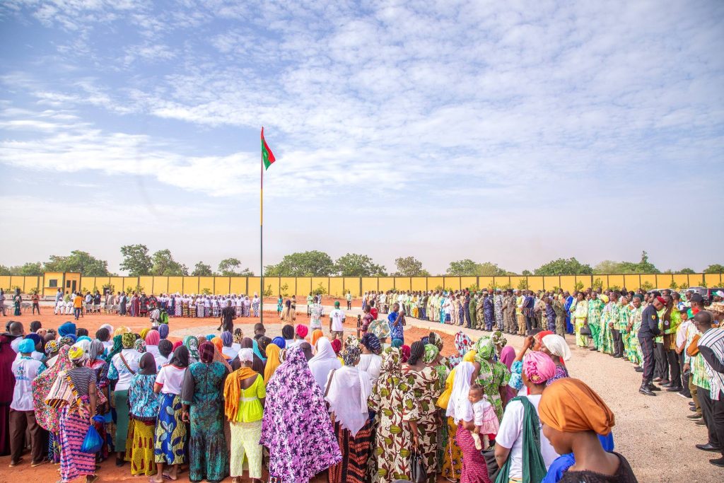 Image de la cérémonie régionale de Montée mensuelle des couleurs nationales avec les membres des corps constitués de la région du Guiriko, le mardi 05 mai 2026