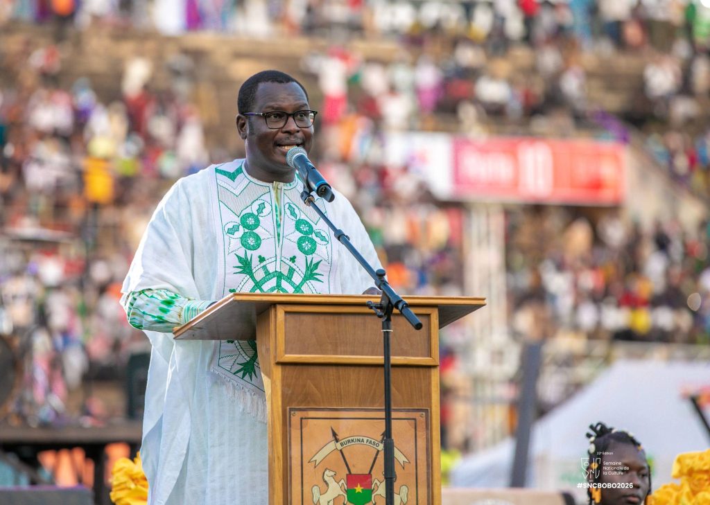 Le Ministre de la Communication, de la Culture, des Arts et du Tourisme, Monsieur Pingdwendé Gilbert Ouédraogo livrant le discours officiel d'ouverture de la SNC Bobo 2026 au nom du Chef de l'Etat, le Capitaine Ibrahim TRAORE