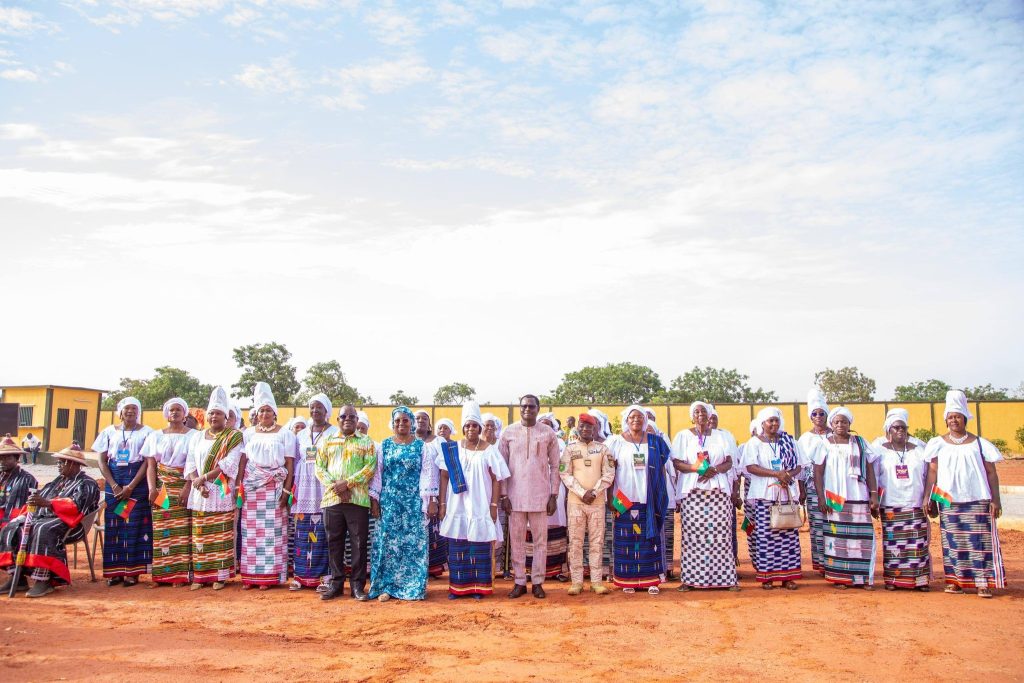 Photo de famille prise lors de la cérémonie régionale de montée mensuelle des couleurs nationales dans la région du Guiriko