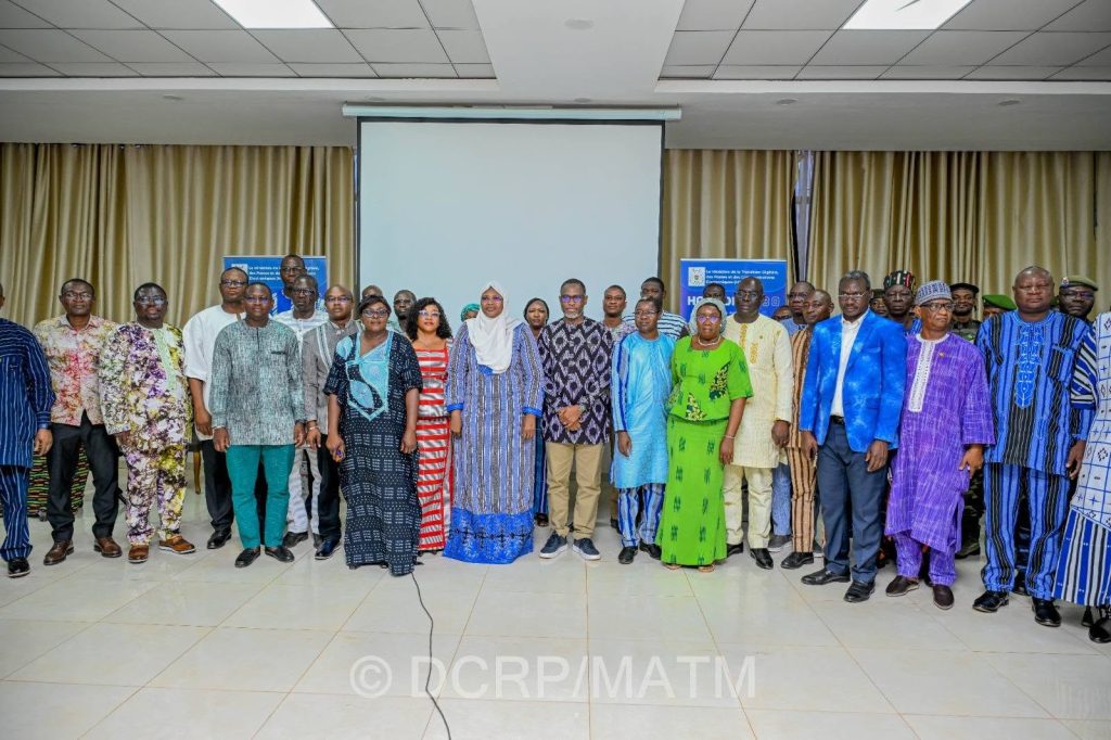 Photo de famille avec les participants à la cérémonie de lancement des portails des régions 