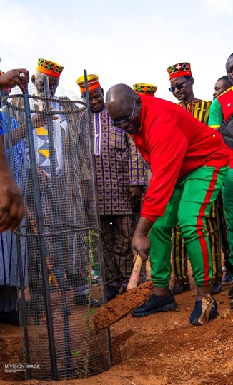 Pour exhorter la population à œuvrer Pour un Burkina plus vert le Gouverneur donne l’exemple.