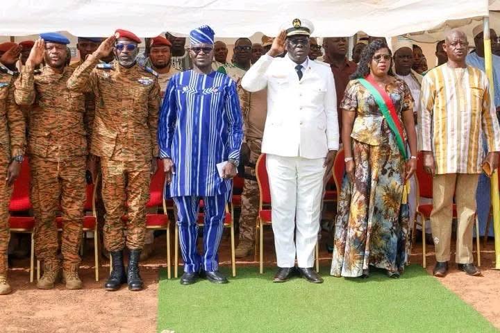 Le Gouverneur en compagnie des corps constitués au moment de la montée des couleurs nationales