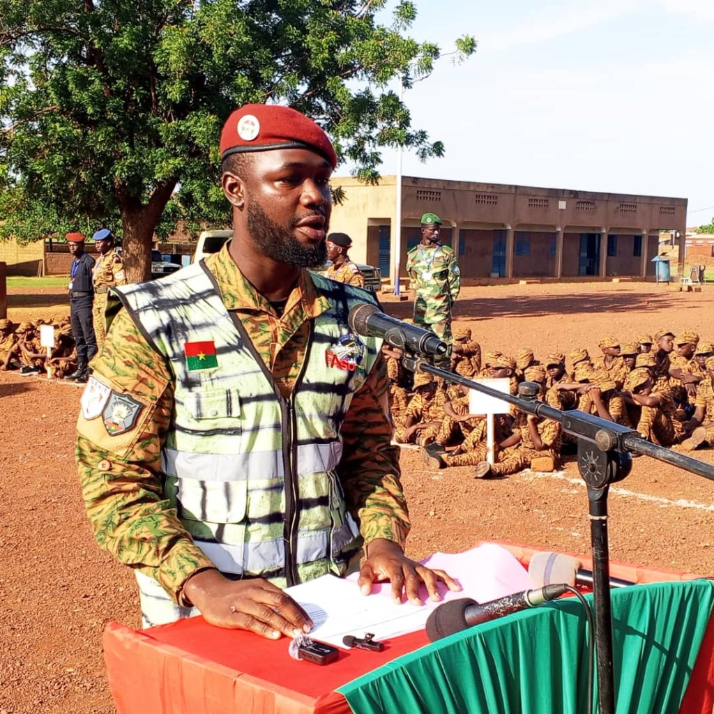 Le Camarade Capitaine Ulrich BENIN, directeur régional de Faso Mêbo des Koulsé à la cérémonie de clôture le 20 août 2026 du camp vacances Faso Mêbo des Koulsé à Kaya