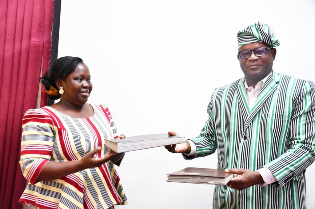 Le Camarade Colonel-Major Zoéwendmanégo Blaise OUEDRAOGO, Gouverneur sortant transmettant les documents à la Camarade Bernadette ADENYO/SERME, Gouverneur par intérim de la région des Koulsé le 18 août 2026