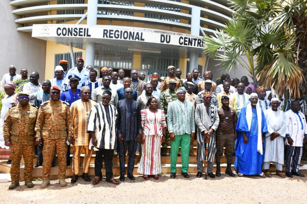 Photo de famille avec les forces vives de la région des Koulsé lors de la cérémonie de passation du 18 août 2026