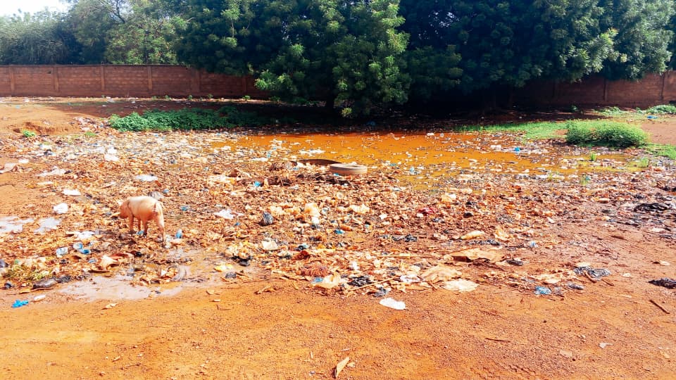 Les eaux stagnantes à la gare routière de Kaya