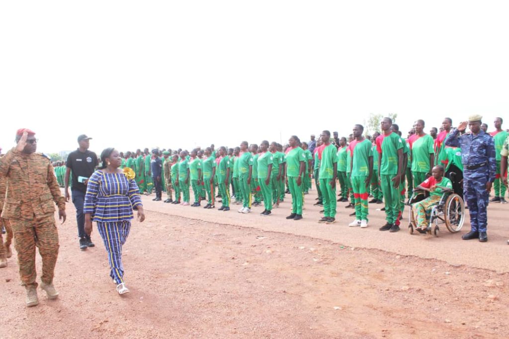 Le Gouverneur par intérim de la région des Koulsé en compagnie du commandant d'armes de la place de Kaya font la revue de troupe lors de la cérémonie de clôture du 27 août 2026