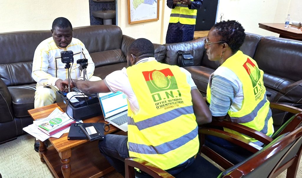 Collaborateurs du Gouverneur du Nakambé lors de l’enrôlement AES.