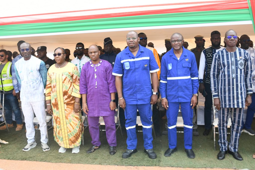Exécution de l'hymne national, lors de la cérémonie d'inauguration de la centrale thermique de Koudougou