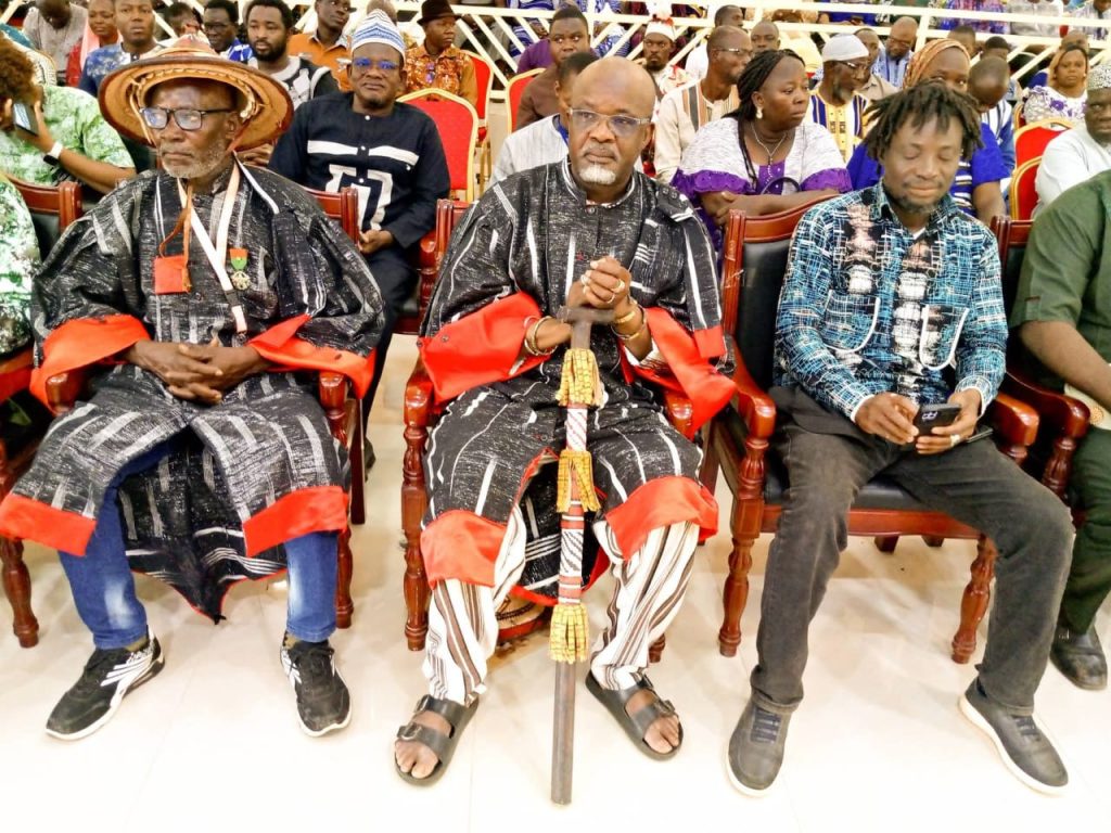 Des acteurs traditionnels réunis lors de la cérémonie