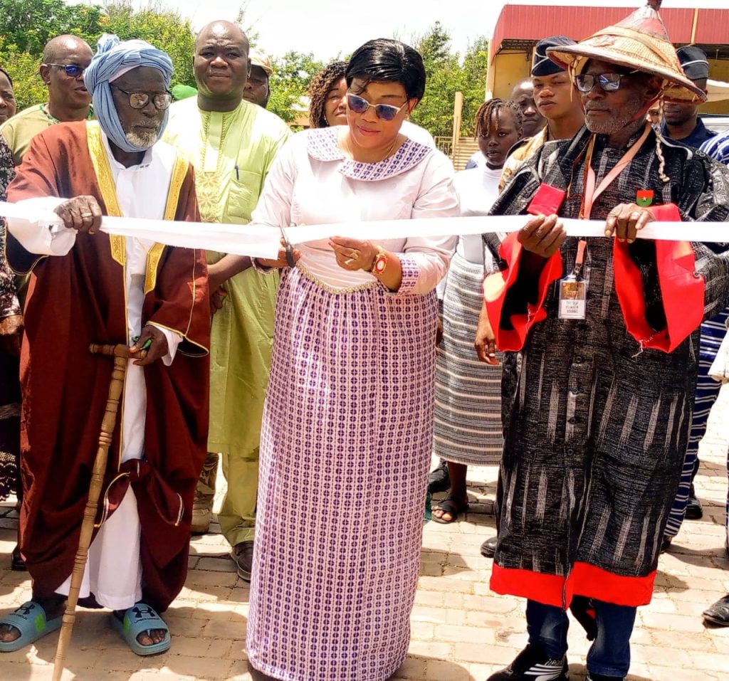 Le Gouverneur du Nazinon coupant le ruban du coup d'envoi de l'exposition des produits traditionnels SNMTA Nazinon 2026