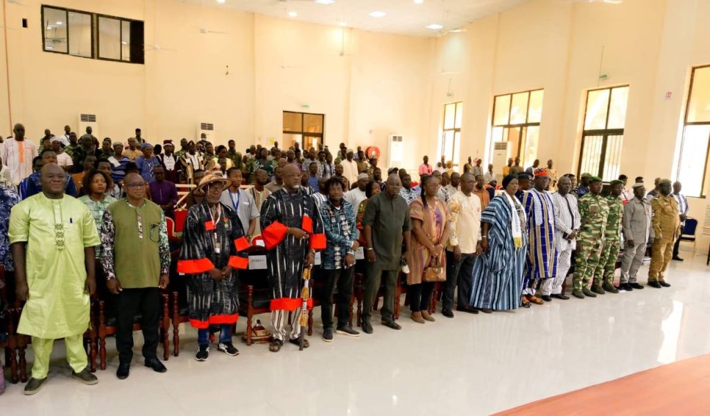 Des acteurs traditionnels réunis lors de la cérémonie