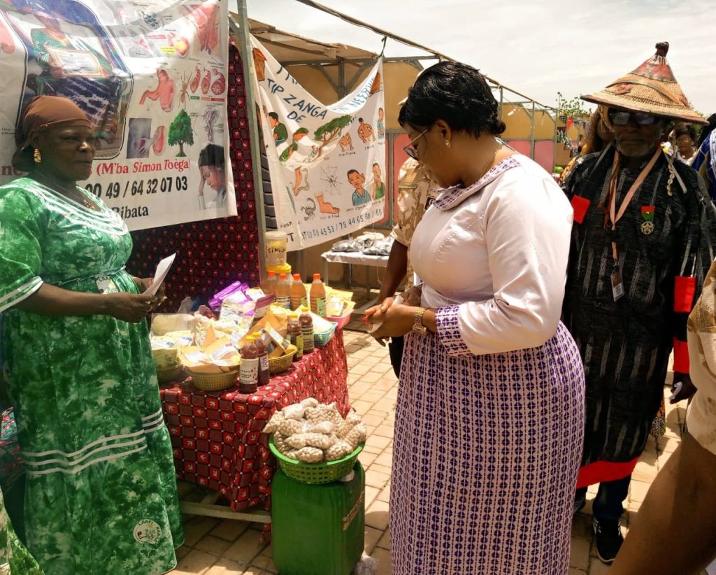 Echange entre Gouverneur du Nazinon et exposants des produits traditionnels dans le cadre de la SNMTA 2026