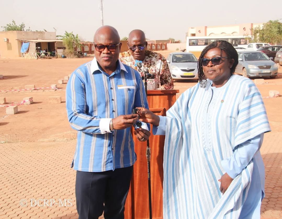 Remise des clés de l'ambulance à monsieur le Ministre de la santé par madame la Présidente de la Délégation Spéciale Régionale